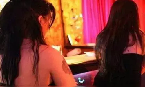 सेक्स रैकेट का भंडाफोड़, अंदर चल रहा था जिस्मफरोशी का धंधा, पुलिस ने 6 लोगों को आपत्तिजनक हालत में किया गिरफ्तार सेक्स रैकेट का भंडाफोड़, अंदर चल रहा था जिस्मफरोशी का धंधा, पुलिस ने 6 लोगों को आपत्तिजनक हालत में किया गिरफ्तार