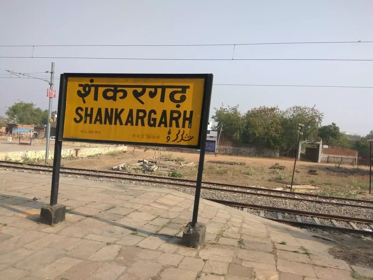 Shankargarh railway station in Prayagraj : प्रयागराज जिले की शंकरगढ़ रेलवे स्टेशन पर पटरी पर बैठे चार व्यक्ति ट्रेन से कटे, 2 की मौके पर मौत, 2 की हालत नाजुक