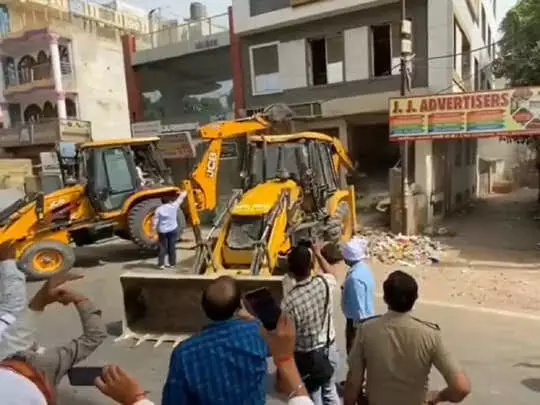 प्रयागराज और कानपुर में पत्थर चलाने वाले उपद्रवियों के घर चला बुलडोजर