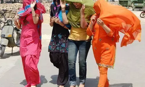 गर्मी से उत्तर भारत बेहाल, यूपी के लोगों को गर्मी से अभी नहीं मिलेगी राहत,जानिए आज कैसा रहेगा मौसम गर्मी से उत्तर भारत बेहाल, यूपी के लोगों को गर्मी से अभी नहीं मिलेगी राहत,जानिए आज कैसा रहेगा मौसम