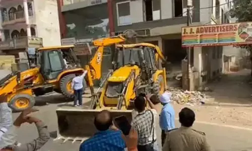 प्रयागराज और कानपुर में पत्थर चलाने वाले उपद्रवियों के घर चला बुलडोजर