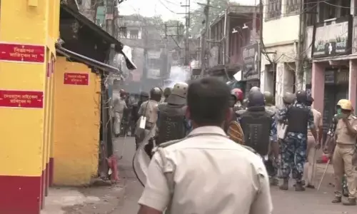 Bengal Violence : हावड़ा में फिर भड़की हिंसा, सीएम ममता बोलीं- BJP का गुनाह लोग क्यों भुगतें? Bengal Violence : हावड़ा में फिर भड़की हिंसा, सीएम ममता बोलीं- BJP का गुनाह लोग क्यों भुगतें?