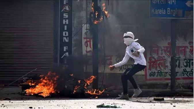 प्रयागराज में व्हाट्सएप पर जावेद फैला रहा था नफरत, शेयर किए थे इस तरह के मैसेज