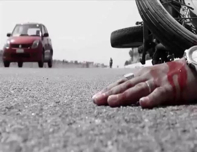 बलिया में ट्रक ने दो युवकों को रौंदा, एक की मौत तो दूसरा गंभीर