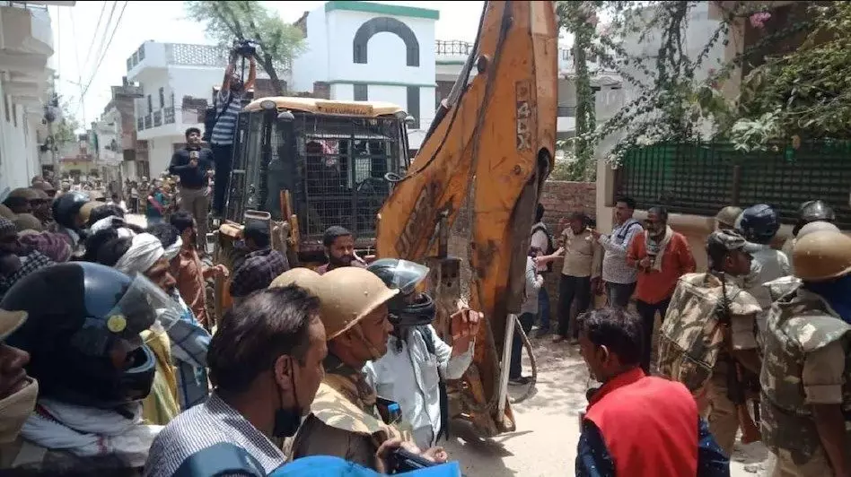 प्रयागराज हिंसा के मुख्य आरोपी जावेद के घर पर चला बुल्डोजर, इलाके में भारी फोर्स तैनात