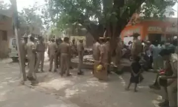 शिव मंदिर की दीवार गिराने पर मचा बवाल, पीएसी हुई तैनात