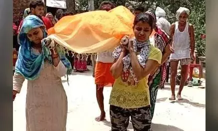 рд░реВрдврд╝ рд╡рд╛рджреА рдкрд░рдВрдкрд░рд╛ рддреЛрдбрд╝ рдмреЗрдЯрд┐рдпреЛрдВ рдиреЗ рджрд┐рдпрд╛ рдкрд┐рддрд╛ рдХреА рдЕрд░реНрдереА рдХреЛ рдХрдВрдзрд╛, рдирдо рдЖрдЦреЛрдВ рд╕реЗ рджреА рдореБрдЦрд╛рдЧреНрдирд┐ рдореМрдЬреВрдж рд▓реЛрдЧ рднреА рдлрдлрдХ рдлрдлрдХ рдХрд░ рд░реЛрдиреЗ рд▓рдЧреЗ рд░реВрдврд╝ рд╡рд╛рджреА рдкрд░рдВрдкрд░рд╛ рддреЛрдбрд╝ рдмреЗрдЯрд┐рдпреЛрдВ рдиреЗ рджрд┐рдпрд╛ рдкрд┐рддрд╛ рдХреА рдЕрд░реНрдереА рдХреЛ рдХрдВрдзрд╛, рдирдо рдЖрдЦреЛрдВ рд╕реЗ рджреА рдореБрдЦрд╛рдЧреНрдирд┐ рдореМрдЬреВрдж рд▓реЛрдЧ рднреА рдлрдлрдХ рдлрдлрдХ рдХрд░ рд░реЛрдиреЗ рд▓рдЧреЗ