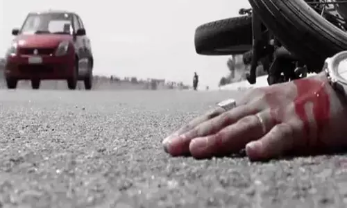 बलिया में ट्रक ने दो युवकों को रौंदा, एक की मौत तो दूसरा गंभीर बलिया में ट्रक ने दो युवकों को रौंदा, एक की मौत तो दूसरा गंभीर