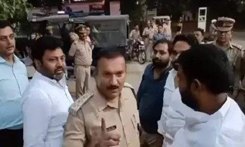 उपद्रवियों की पैरवी करने पहुंचे सपा विधायक तो CO ने खदेड़ा, बोले निकल जाइए वरना .. उपद्रवियों की पैरवी करने पहुंचे सपा विधायक तो CO ने खदेड़ा, बोले निकल जाइए वरना ..