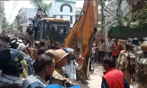 प्रयागराज हिंसा के मुख्य आरोपी जावेद के घर पर चला बुल्डोजर, इलाके में भारी फोर्स तैनात