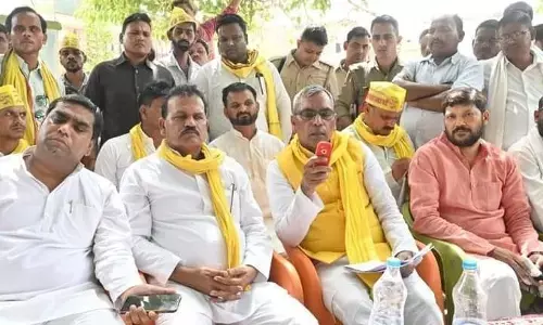 हापुड़ हादसे के मृतकों के परिजनों से मिले सुभासपा अध्यक्ष ओपी राजभर, दी सांत्वना हापुड़ हादसे के मृतकों के परिजनों से मिले सुभासपा अध्यक्ष ओपी राजभर, दी सांत्वना