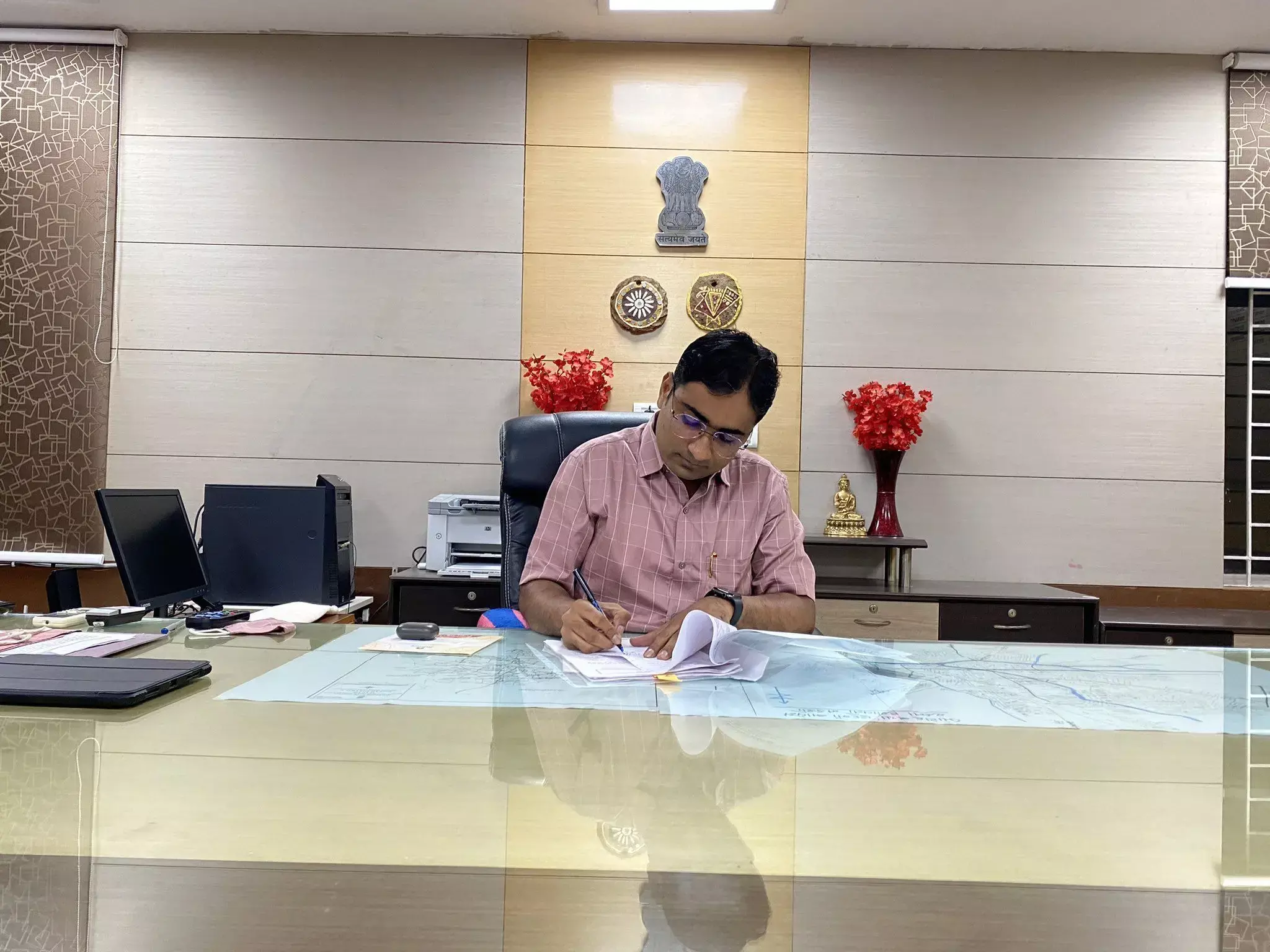 Bharuch collector Tushar Sumera:अंग्रेजी में 35, गणित में 36 और विज्ञान में 38 नंबर लाने वाला बच्चा कैसे बना आईएएस!