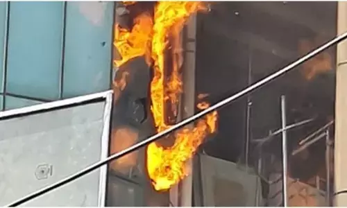 अयोध्या स्टेट बैंक ऑफ इंडिया के ब्रांच में लगी भीषण आग, कागजात जलकर हुए खाक अयोध्या स्टेट बैंक ऑफ इंडिया के ब्रांच में लगी भीषण आग, कागजात जलकर हुए खाक