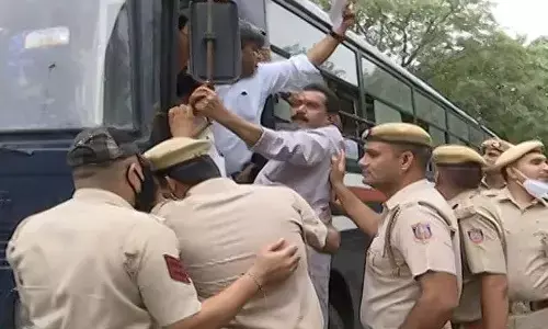 ED में राहुल गांधी की पूछताछ से पहले विरोध कर रहे कांग्रेस नेता हिरासत में, बहन प्रियंका जाएंगी साथ