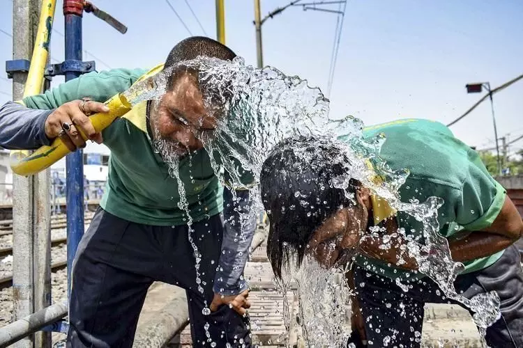 Weather News : चिलचिलाती गर्मी से मिलेगी राहत, यूपी वालों को 24 घंटे के अंदर मिलेगी राहत, इन 32 जिलों में बारिश के आसार