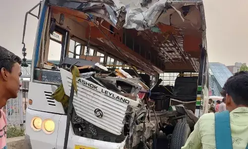 मजदूरों से भरी बस की ट्रक से टक्कर, हादसे में 4 की मौत, 35 से ज्यादा घायल मजदूरों से भरी बस की ट्रक से टक्कर, हादसे में 4 की मौत, 35 से ज्यादा घायल