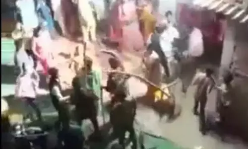 द्वारपूजा से पहले बारातियों की हुई जमकर पिटाई, लड़की पक्ष के चौकीदार ने पीटा बारातियों को द्वारपूजा से पहले बारातियों की हुई जमकर पिटाई, लड़की पक्ष के चौकीदार ने पीटा बारातियों को