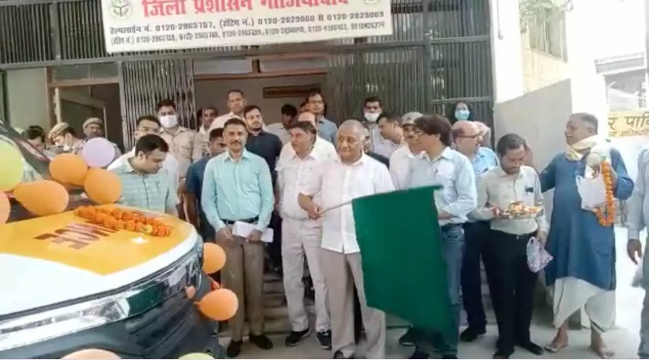 गाजियाबाद : केंद्रीय मंत्री जनरल वीके सिंह ने हरी झंडी दिखाकर 4 एंबुलेंस की रवाना गाजियाबाद : केंद्रीय मंत्री जनरल वीके सिंह ने हरी झंडी दिखाकर 4 एंबुलेंस की रवाना