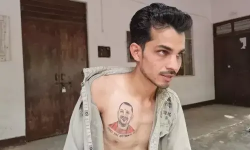 इस मुस्लिम युवक ने सीएम योगी आदित्यनाथ का टेटू सीने पर गुदवाया