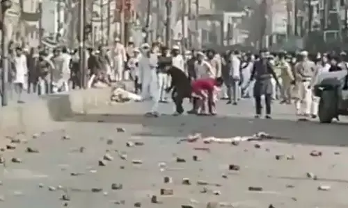 प्रयागराज में 10 पत्थरबाजों की जमानत अर्जी हुई खारिज, कोर्ट ने कहा- गंभीर प्रकृति के है अपराध प्रयागराज में 10 पत्थरबाजों की जमानत अर्जी हुई खारिज, कोर्ट ने कहा- गंभीर प्रकृति के है अपराध