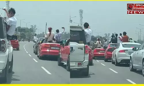 यूपी : हाईवे पर चलती कार में नाच रहा था दूल्हा, दोस्त भी ले रहे थे सेल्फी, ट्रैफिक पुलिस ने दे दिया भारी भरकम गिफ्ट यूपी : हाईवे पर चलती कार में नाच रहा था दूल्हा, दोस्त भी ले रहे थे सेल्फी, ट्रैफिक पुलिस ने दे दिया भारी भरकम गिफ्ट