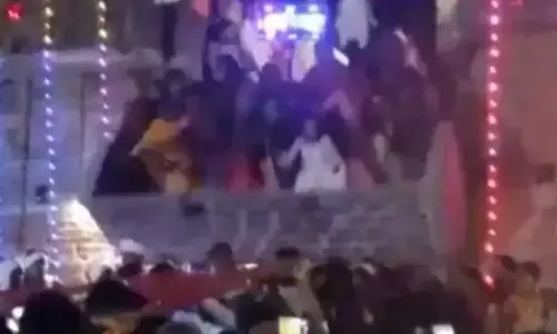 बिहार में दिल दहला देने वाला हादसा: दूल्हा-दु्ल्हन डालने वाले थे जयमाला, तभी भरभराकर गिरा घर का छज्जा बिहार में दिल दहला देने वाला हादसा: दूल्हा-दु्ल्हन डालने वाले थे जयमाला, तभी भरभराकर गिरा घर का छज्जा