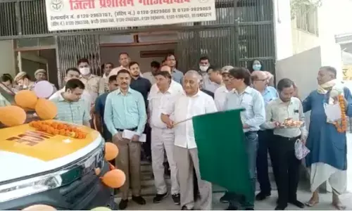 गाजियाबाद : केंद्रीय मंत्री जनरल वीके सिंह ने हरी झंडी दिखाकर 4 एंबुलेंस की रवाना