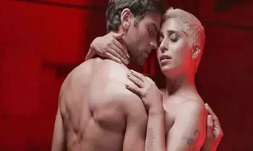 Neha Bhasin Sexy Video: Neha Bhasin ने टॉपलेस होकर पोस्ट की बोल्ड फोटो, गुलदस्ते के साथ देती दिखी ऐसा पोज Neha Bhasin Sexy Video: Neha Bhasin ने टॉपलेस होकर पोस्ट की बोल्ड फोटो, गुलदस्ते के साथ देती दिखी ऐसा पोज