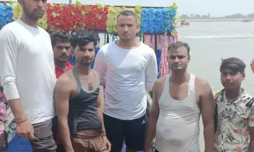 सरयू में डूबने से नाविकों ने दो लोगों को बचाया