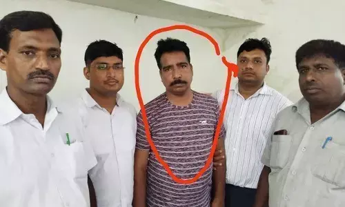 धारा बढ़ाने के नाम पर दरोगा मांग रहा था घूस, 5 हज़ार रिश्वत लेते एंटी करप्शन टीम ने जाल बिछाकर पकड़ा