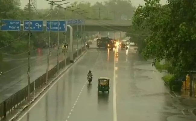 दिल्ली-NCR के कई इलाकों में हुई बारिश, जानें- अपने शहर के मौसम का हाल, कब बरसेंगे बादल