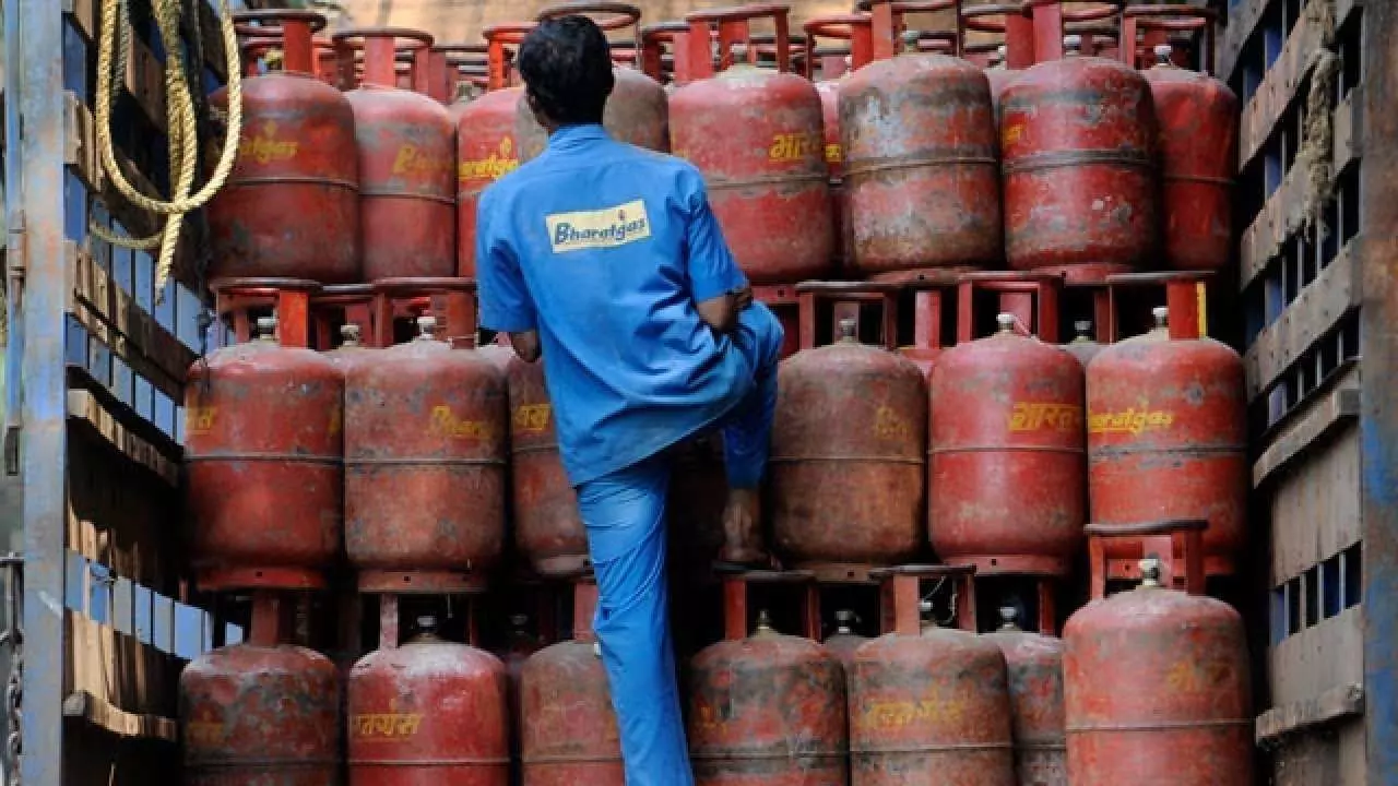 LPG Price: सस्ता हुआ गैस सिलेंडर, घट गए रसोई गैस के दाम, चेक करें- दिल्ली से मुंबई तक क्या हैं नए रेट LPG Price: सस्ता हुआ गैस सिलेंडर, घट गए रसोई गैस के दाम, चेक करें- दिल्ली से मुंबई तक क्या हैं नए रेट