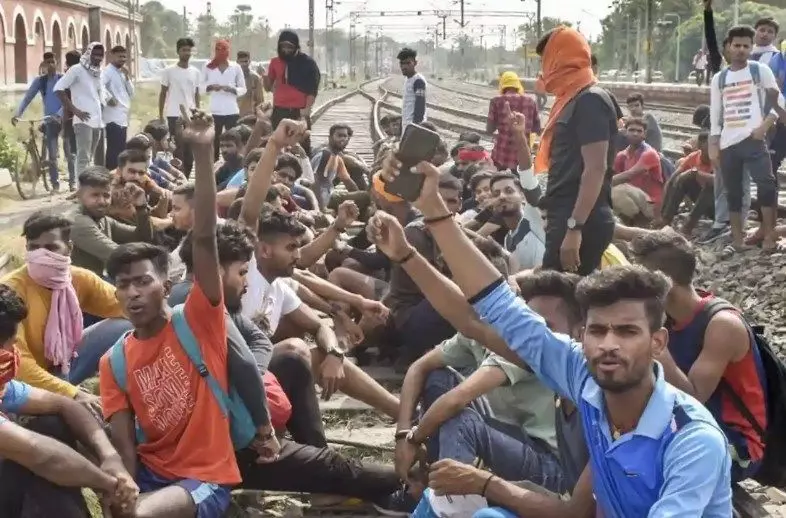 Rajasthan: सड़कों पर देश के भावी अग्निवीर, प्रदेश के कई जिलों में विरोध प्रदर्शन Rajasthan: सड़कों पर देश के भावी अग्निवीर, प्रदेश के कई जिलों में विरोध प्रदर्शन