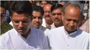 Ashok Gehlot and Sachin pilot: हाय हाय रे मजबूरी, मौसम और ये दूरी, कब तक नजरें चुराएंगे गहलोत और पायलट