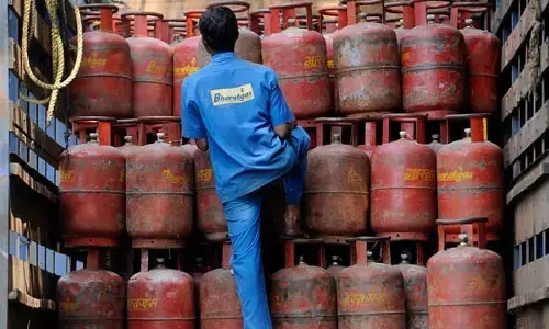 महंगाई से राहत : आज से इतने रुपये सस्ता हो गया LPG सिलेंडर, जानिए दिल्ली से मुंबई तक क्या हैं नए रेट? महंगाई से राहत : आज से इतने रुपये सस्ता हो गया LPG सिलेंडर, जानिए दिल्ली से मुंबई तक क्या हैं नए रेट?
