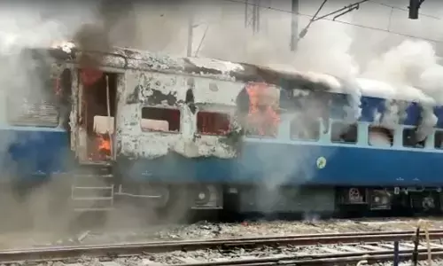 बिहार में अग्निपथ स्कीम का हिंसक विरोध प्रदर्शन, इंटरसिटी एक्सप्रेस ट्रेन की बोगी में लगाई आग