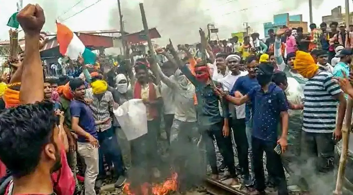 लगातार तीसरे दिन भी जारी है Agnipath Scheme के खिलाफ हिंसक प्रदर्शन, जम्मूतवी-गुवाहाटी एक्सप्रेस में आगजनी लगातार तीसरे दिन भी जारी है Agnipath Scheme के खिलाफ हिंसक प्रदर्शन, जम्मूतवी-गुवाहाटी एक्सप्रेस में आगजनी