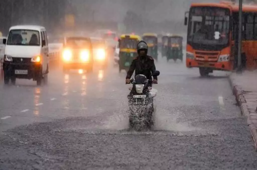 Mausam Ki Jankari: DELHI-NCR में गरज के साथ बारिश, लोगों को मिली भीषण गर्मी से राहत, जानें कैसा रहेगा मौसम का हाल