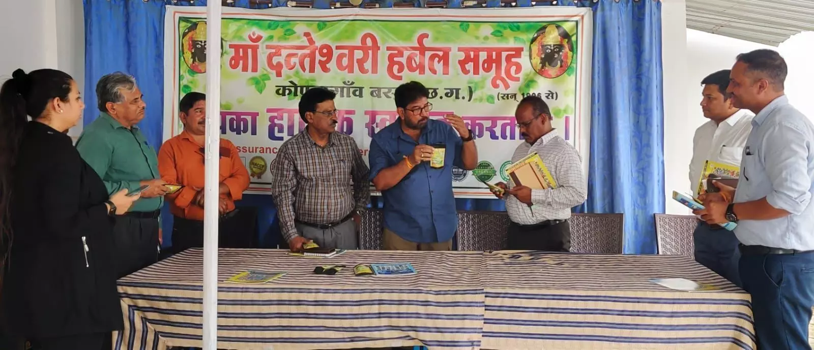 यूरोप अमेरिका के लोग भी हैं दीवाने बस्तरिया जड़ी बूटियों से तैयार दंतेश्वरी हर्बल फार्म की अनूठी हर्बल चाय के यूरोप अमेरिका के लोग भी हैं दीवाने बस्तरिया जड़ी बूटियों से तैयार दंतेश्वरी हर्बल फार्म की अनूठी हर्बल चाय के
