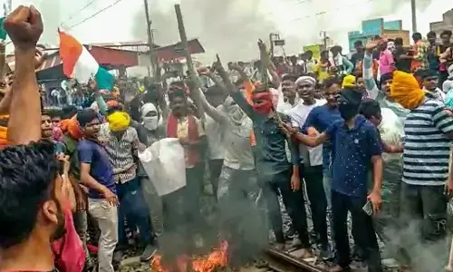 लगातार तीसरे दिन भी जारी है Agnipath Scheme के खिलाफ हिंसक प्रदर्शन, जम्मूतवी-गुवाहाटी एक्सप्रेस में आगजनी