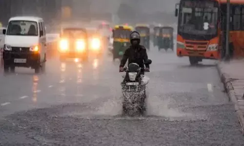 Mausam Ki Jankari: DELHI-NCR में गरज के साथ बारिश, लोगों को मिली भीषण गर्मी से राहत, जानें कैसा रहेगा मौसम का हाल