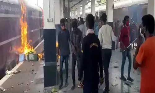 Agnipath Scheme Protest: अग्निपथ विरोधी आंदोलन हुआ जानलेवा, तेलंगाना के सिकंदराबाद में 1 की मौत Agnipath Scheme Protest: अग्निपथ विरोधी आंदोलन हुआ जानलेवा, तेलंगाना के सिकंदराबाद में 1 की मौत