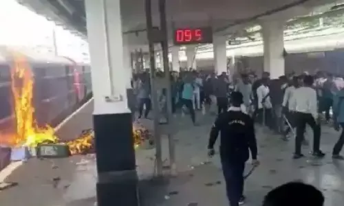 सिकंदराबाद : अग्निपथ हिंसा में रेलवे कर्मचारियों ने अपनी जान पर खेल 40 यात्रियों को मौत के मुंह से निकाला सिकंदराबाद : अग्निपथ हिंसा में रेलवे कर्मचारियों ने अपनी जान पर खेल 40 यात्रियों को मौत के मुंह से निकाला