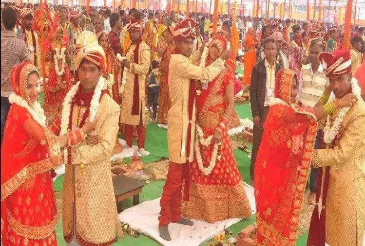 गोरखपुर में आयोजित मुख्यमंत्री सामूहिक विवाह योजना में 404 जोड़ों ने थामा एक दूसरे का हाथ