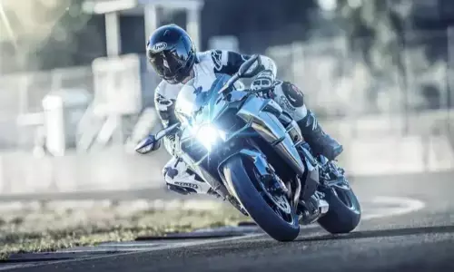 कावासाकी लॉन्च कर रही है अपनी नई स्पोर्ट्स बाइक, जानिए फीचर्स के बारे में