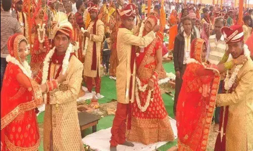 गोरखपुर में आयोजित मुख्यमंत्री सामूहिक विवाह योजना में 404 जोड़ों ने थामा एक दूसरे का हाथ