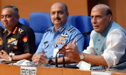 Agnipath Scheme: अग्निपथ योजना पर रक्षा मंत्री राजनाथ सिंह के घर अहम बैठक, तीनों सेना प्रमुख मौजूद