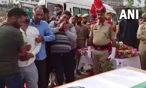 Target Killing in Kashmir: आतंकियों ने की जम्मू कश्मीर पुलिस के सब इंस्पेक्टर की हत्या, धान के खेत में मिला गोलियों से छलनी शव