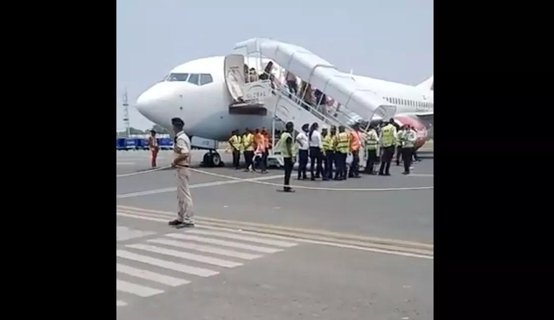 पटना में Spice Jet विमान की इमरजेंसी लैंडिंग, उड़ान भरते वक्त इंजन में लगी आग, दिल्ली आ रही थी फ्लाइट पटना में Spice Jet विमान की इमरजेंसी लैंडिंग, उड़ान भरते वक्त इंजन में लगी आग, दिल्ली आ रही थी फ्लाइट