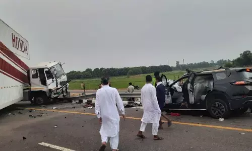 उन्नाव में लखनऊ-आगरा एक्सप्रेस वे पर दर्दनाक हादसा, कंटेनर से टकराई कार, 4 लोगों की मौत